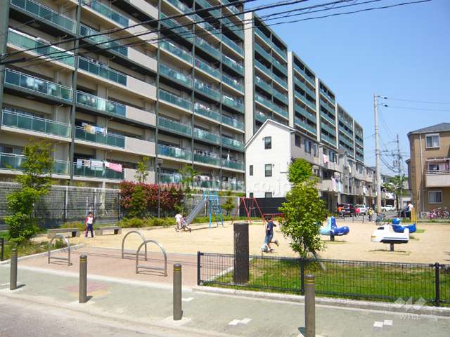 敷地の南西側に公園があります。