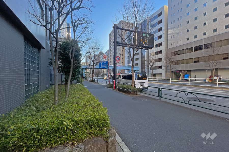 敷地の南側前面道路は都道302号線です（西側から）。