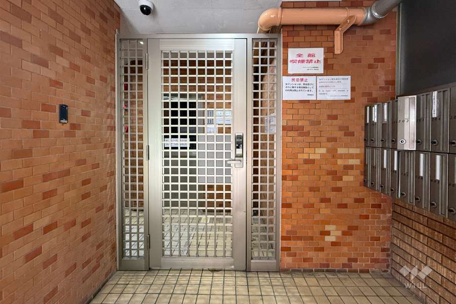 エントランスはオートロック付きです。