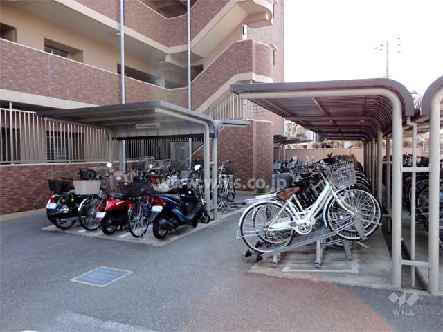 駐輪場とバイク置き場