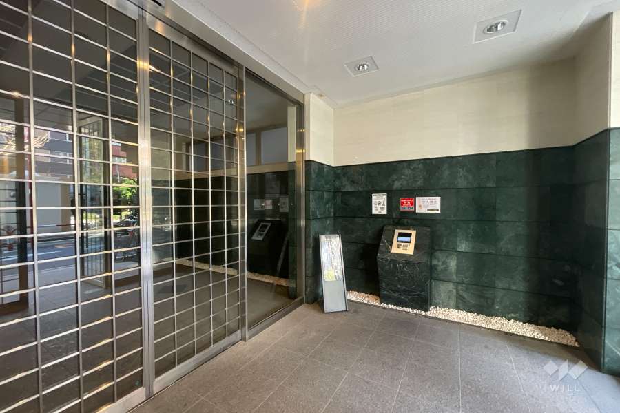 エントランスはオートロック付きです。