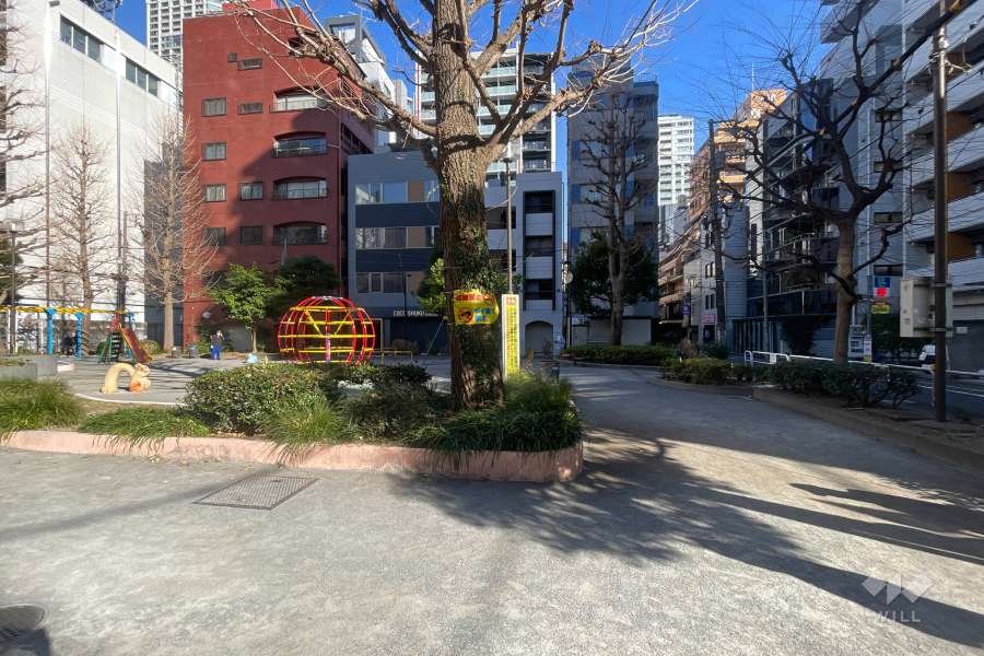 敷地に隣接した花園西公園
