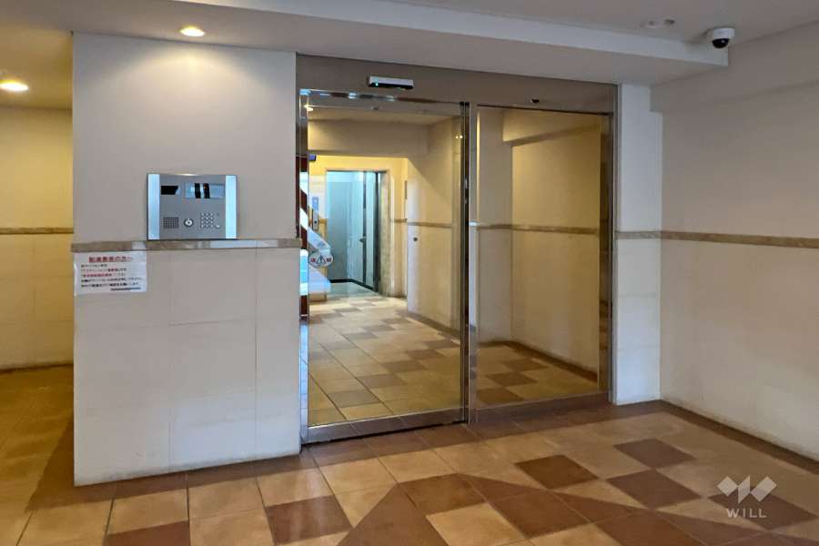 エントランスはオートロック付きです。