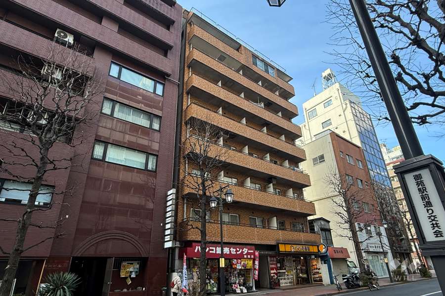 ライオンズマンション新宿御苑前の外観（南東側から）