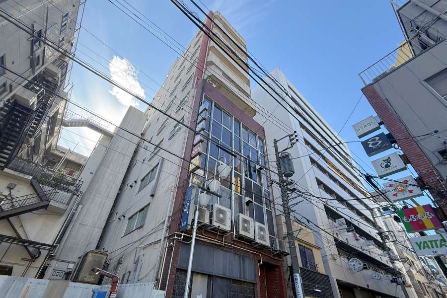 サニーコーポ新宿の外観（北東側から）