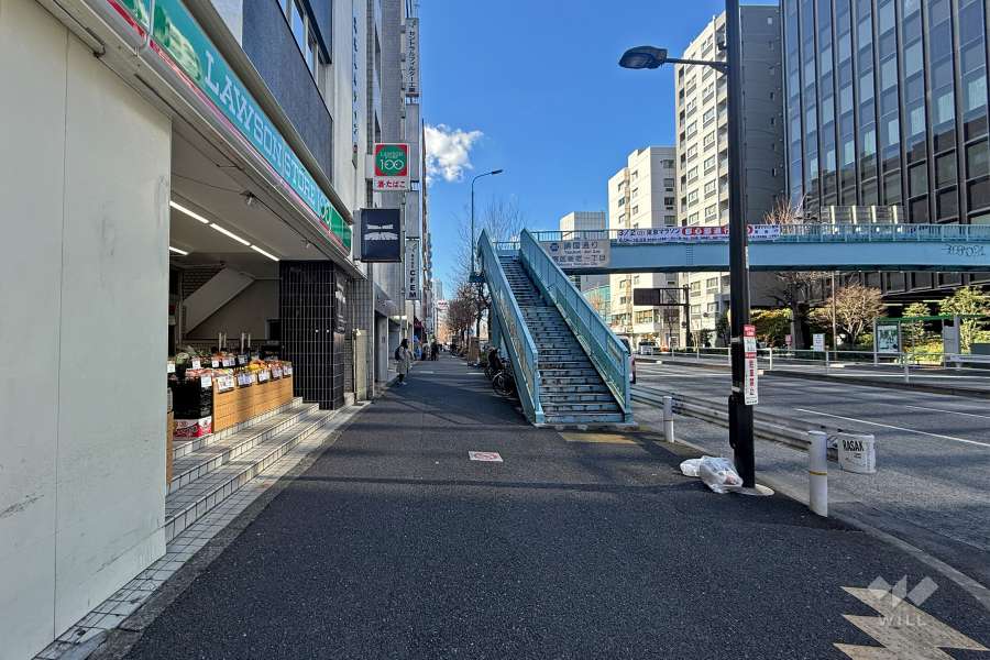 敷地北側は靖国通りに面しています。