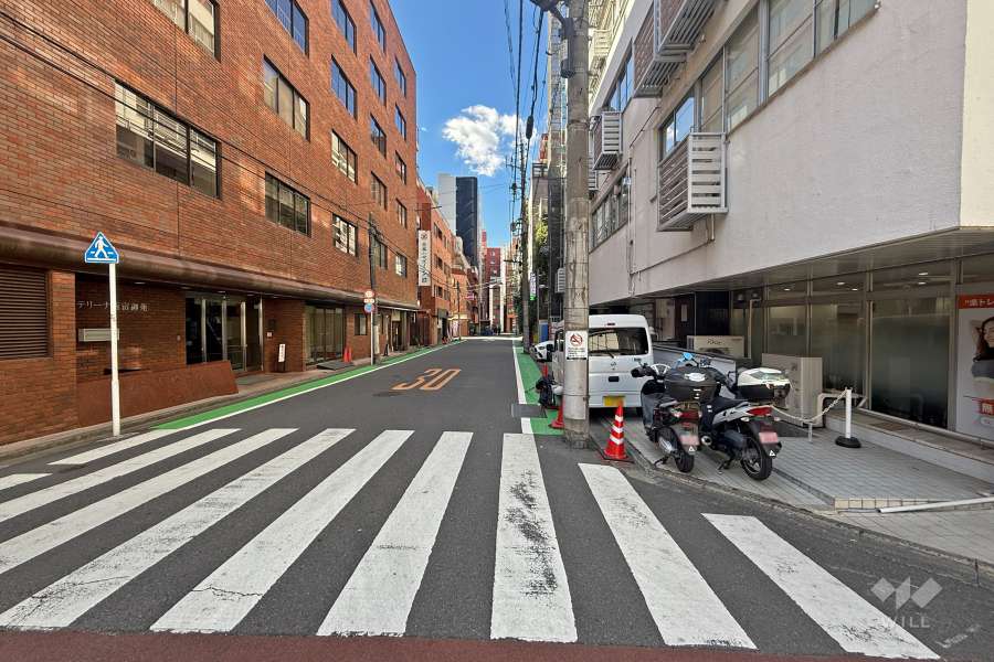 敷地南側の前面道路（東側から）