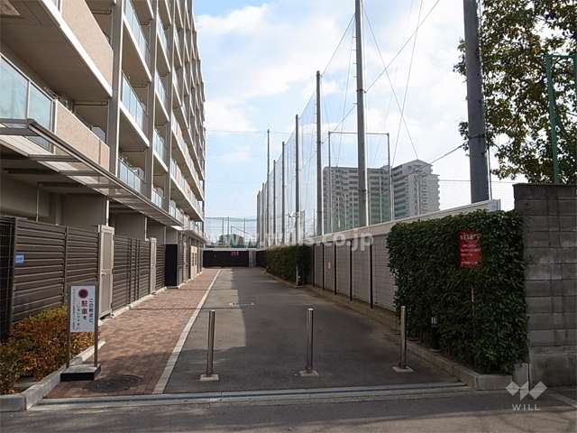 敷地の南側は尼崎小田高校に面しています。