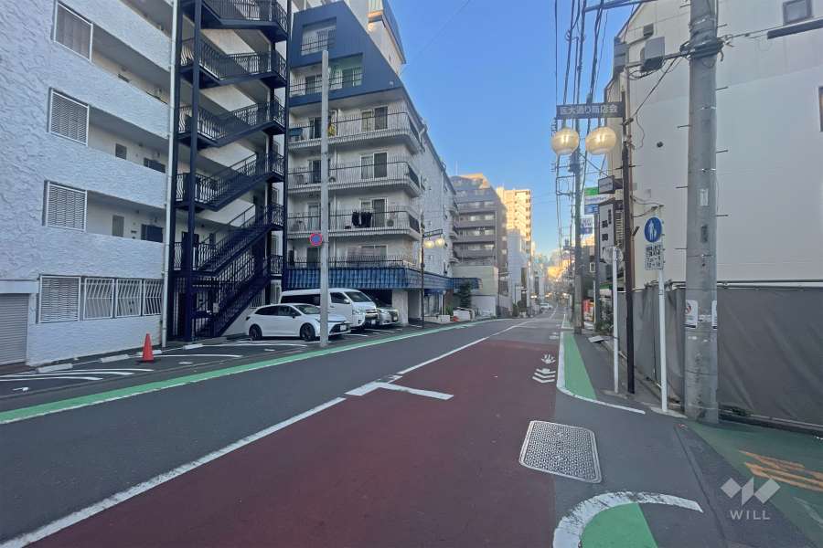 敷地北側の前面道路（東側から）