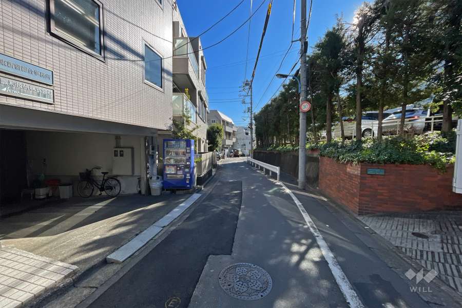 敷地北側の前面道路（西側から）