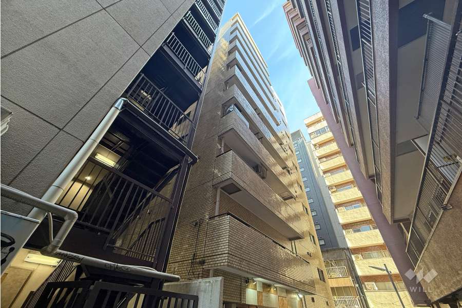 ライオンズマンション御苑前の外観（西側から）