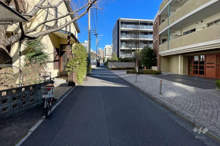 敷地西側の前面道路