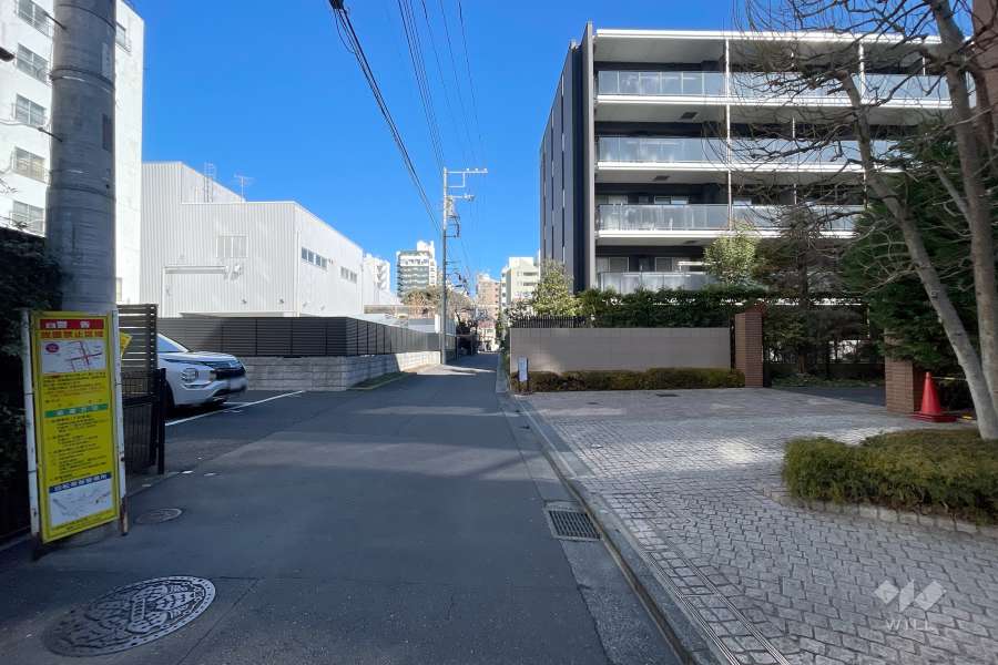 敷地西側の前面道路　