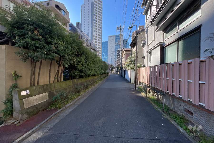 敷地西側の前面道路　