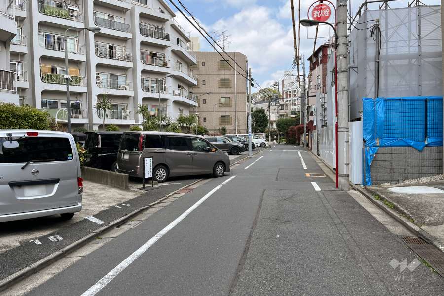 敷地東側の前面道路（南側から）