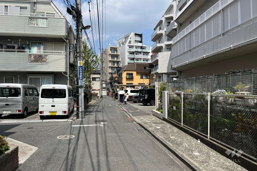 敷地西側の前面道路（南側から）