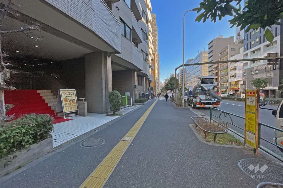 敷地の南側前面道路は抜弁天通りです（西側から）。