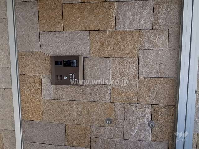 エントランスはオートロック付きです。