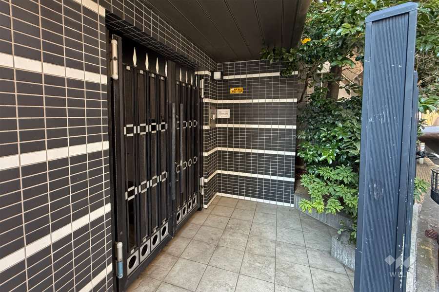 エントランスはオートロック付きです。