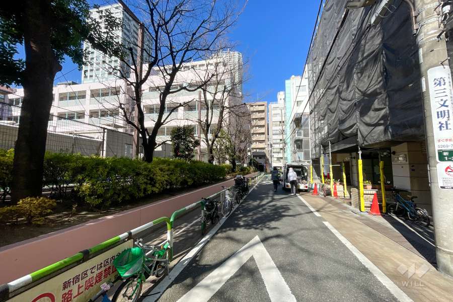 敷地西側の前面道路　