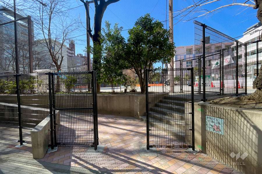 敷地に隣接する新宿区立花園公園