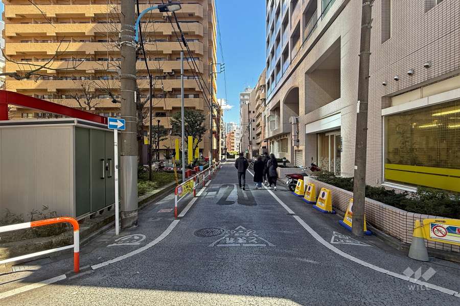 敷地北側の前面道路（西側から）