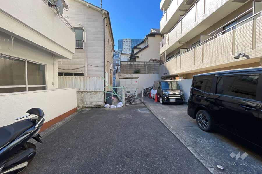 敷地西側の前面道路　