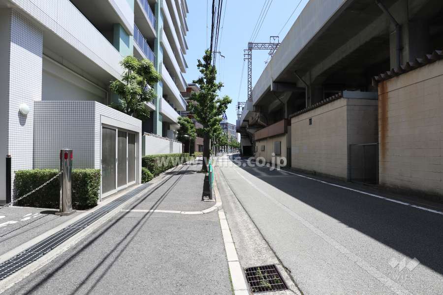 敷地南側の前面道路。阪神線が通っています。