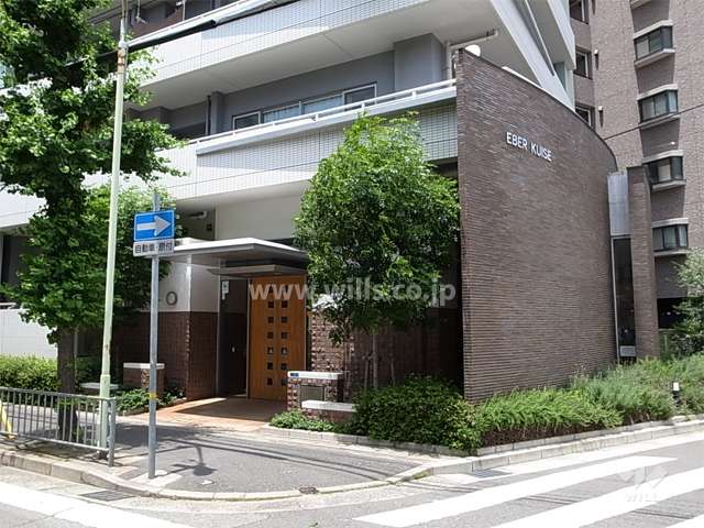 エントランス周りはレンガ調のタイル張り