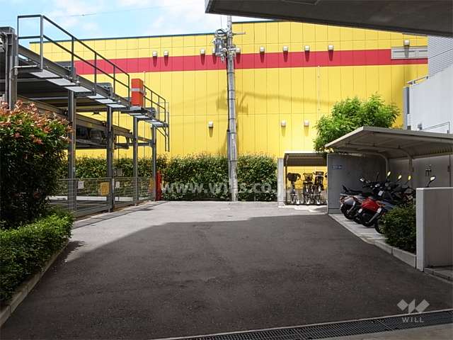 敷地内駐車場（機械式）とバイク置き場、駐輪場。
