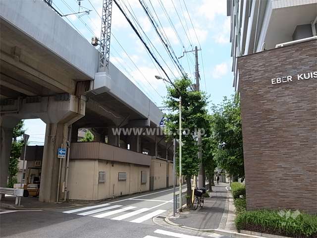 敷地の南側には阪神本線が通っています。