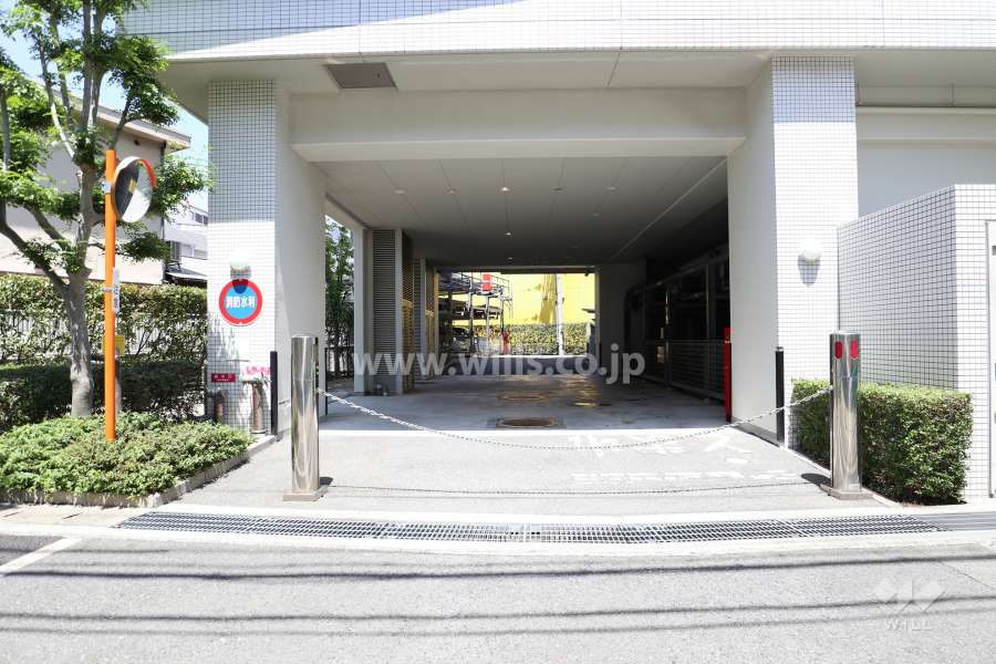 駐車場出入り口(ロボットゲート付き)