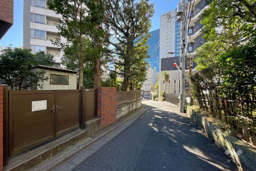 敷地西側の前面道路