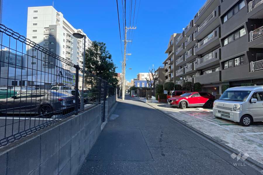 敷地西側の前面道路　