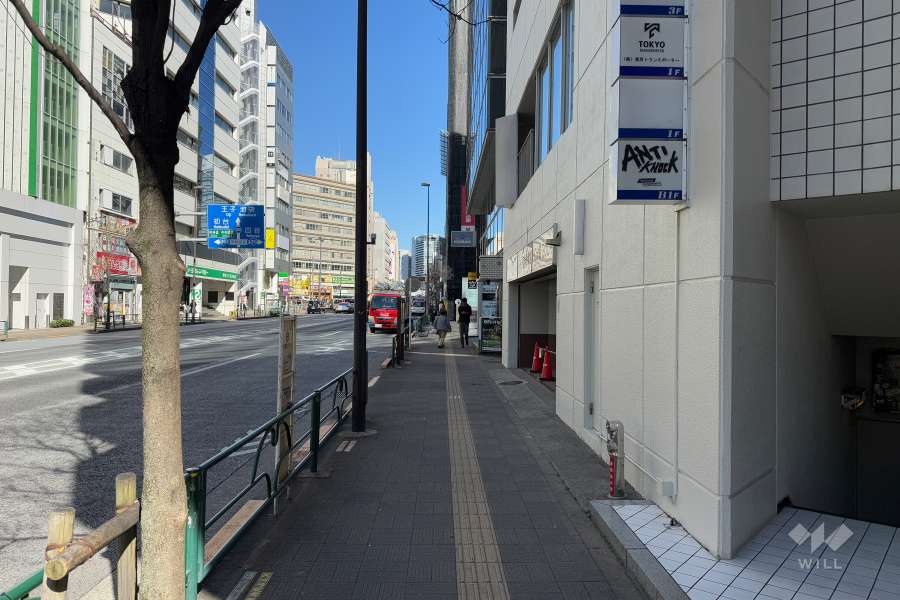 敷地の北西側前面道路（南西側から）