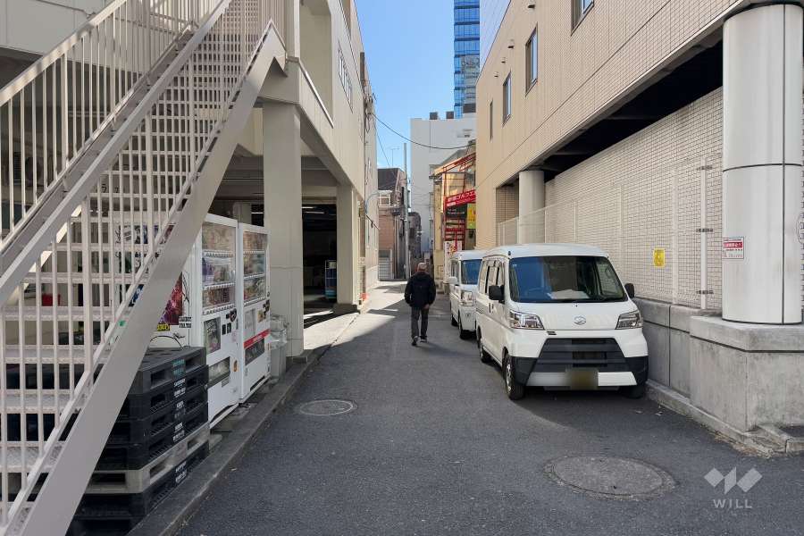 敷地の南西側前面道路（北西側から）