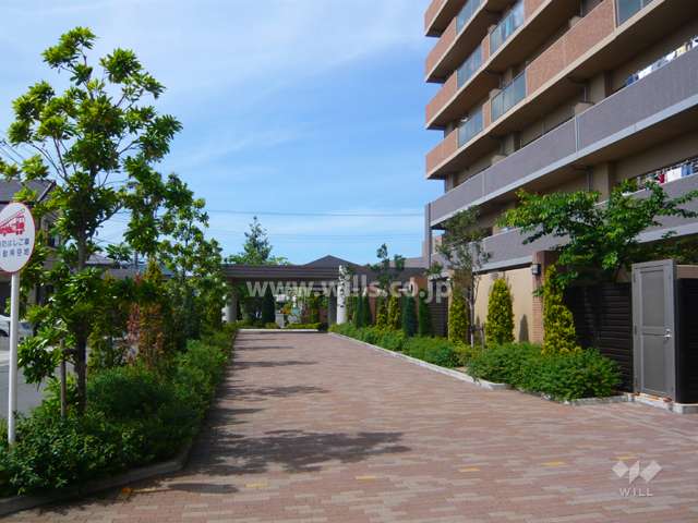 植栽に囲まれたエントランスアプローチ