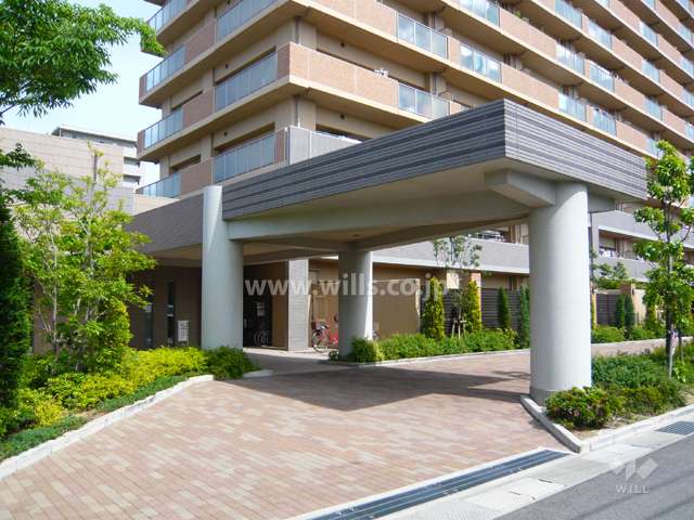 雨の日や荷物の多い時などに便利な車寄せスペース