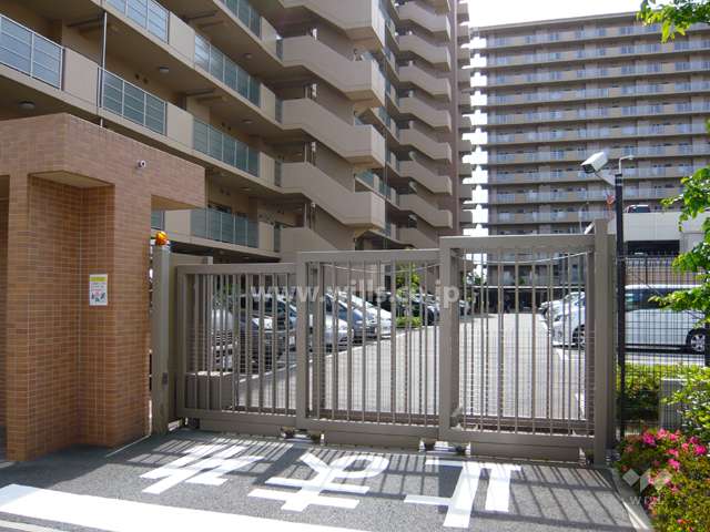 駐車場出入り口（ゲート付き）