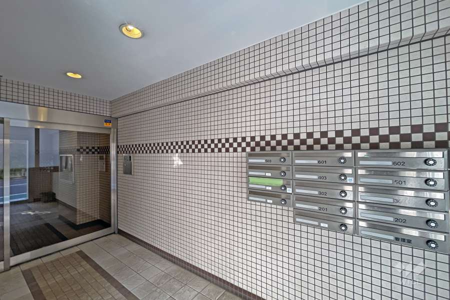 エントランスはオートロック付きです。