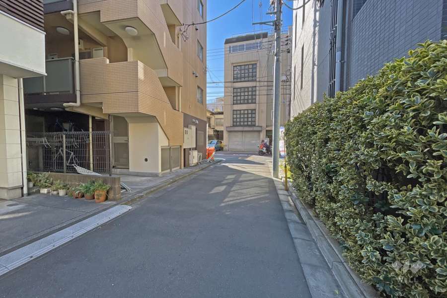 敷地の北側前面道路（東側から）