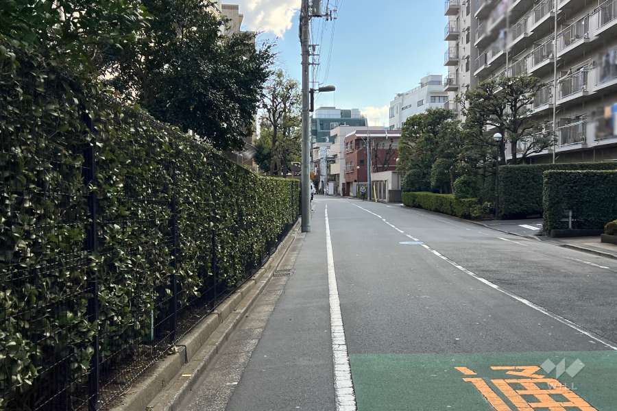 敷地西側の前面道路
