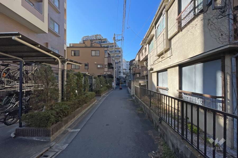 敷地の北側前面道路（東側から）