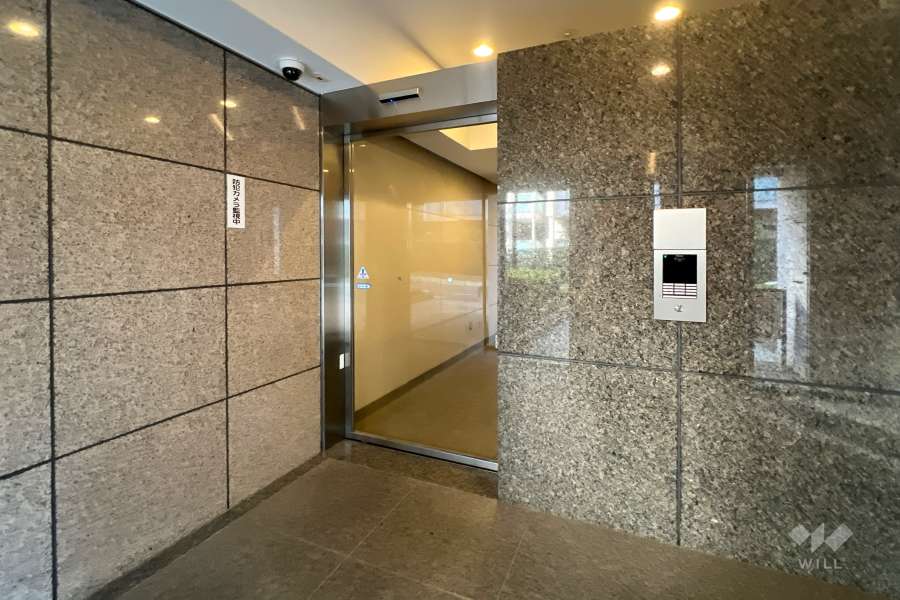 エントランスはオートロック付きです。