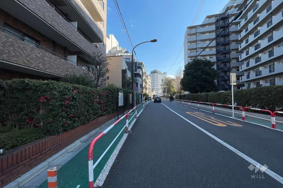 敷地西側の前面道路