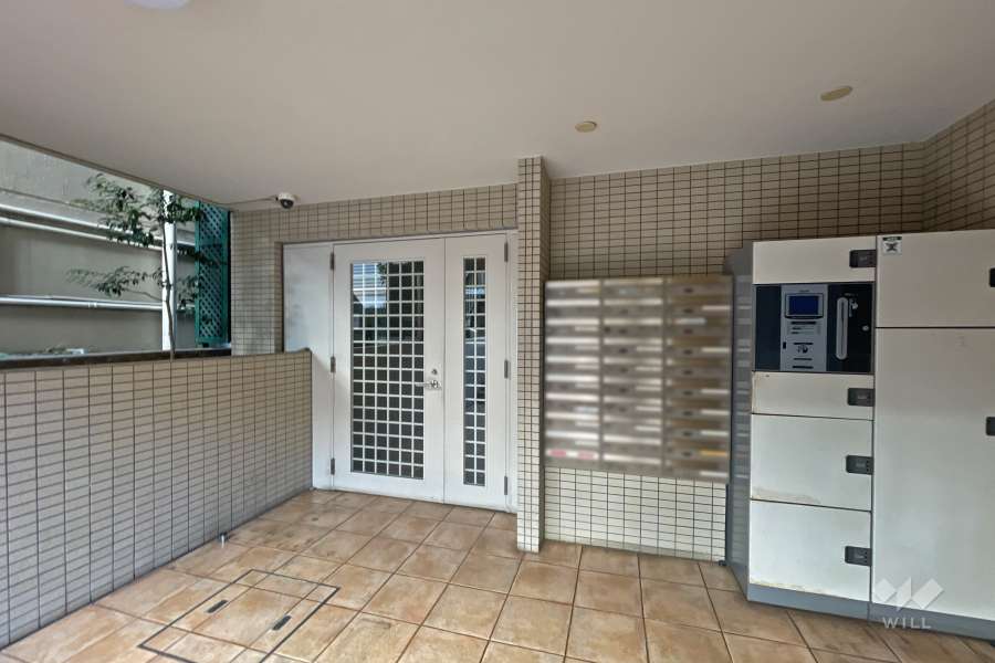 エントランスはオートロックと宅配ボックスが設置されています。