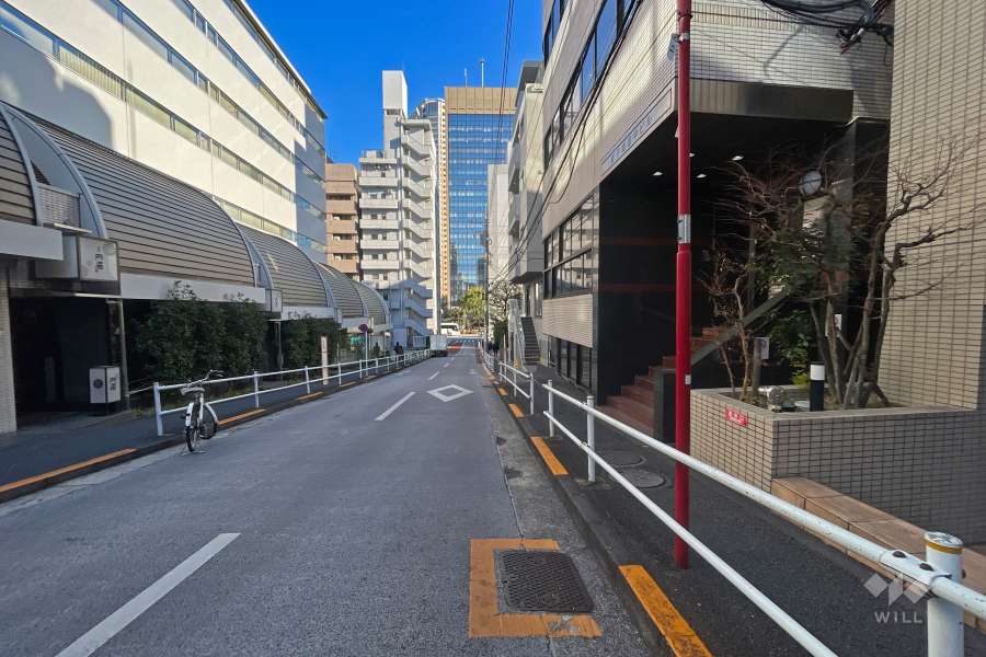 敷地北東側の前面道路（北西側から）
