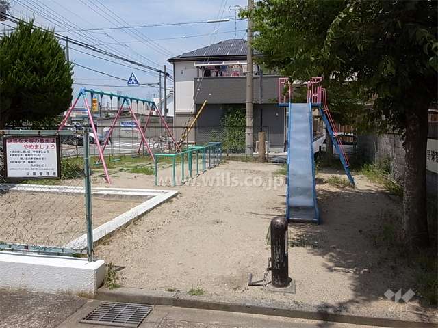 敷地に隣接する小さな公園