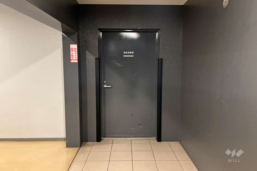 駐輪場の出入り口　-　