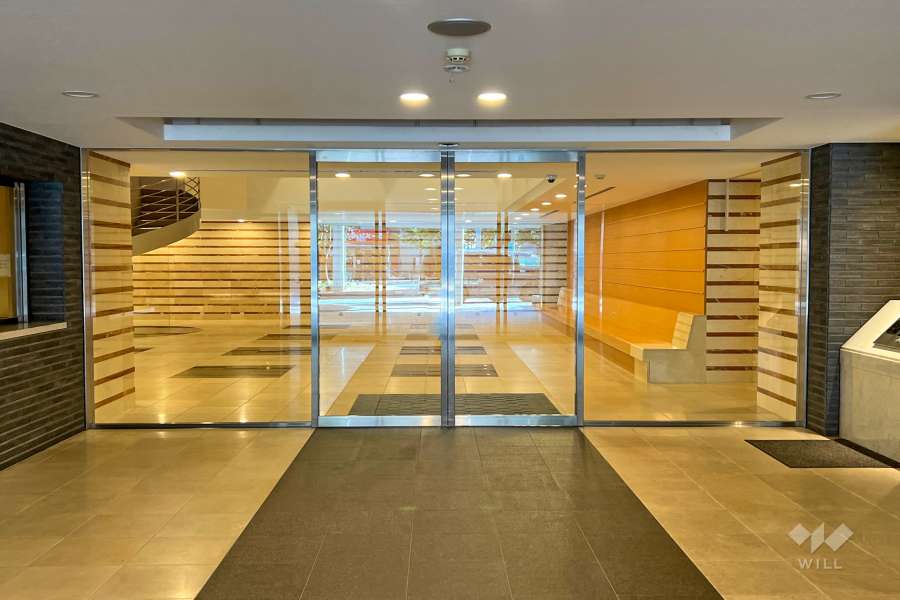 エントランスはオートロック付きです。